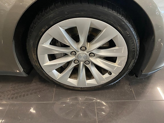 Tesla Model S 10 of 19