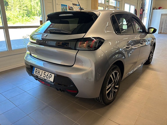 Peugeot 208 2 of 5
