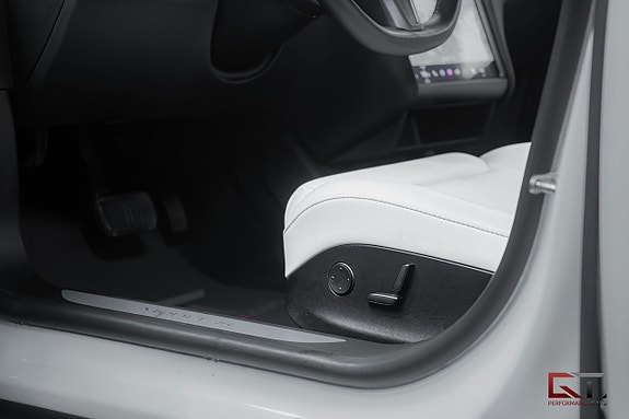 Tesla Model S 16 of 22