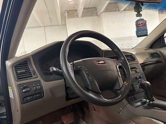 Volvo V70 8 of 16