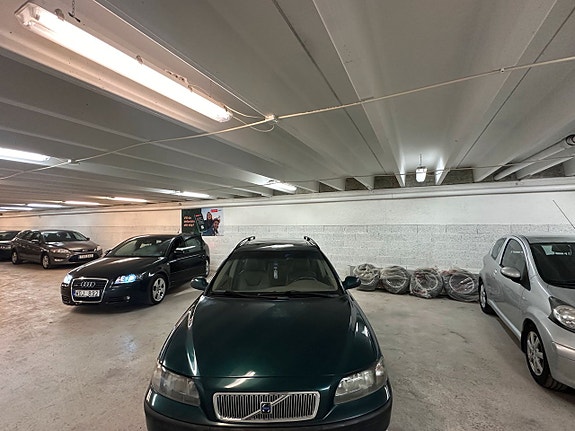 Volvo V70 2 of 16