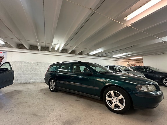 Volvo V70 3 of 16