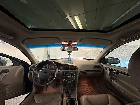 Volvo V70 12 of 16