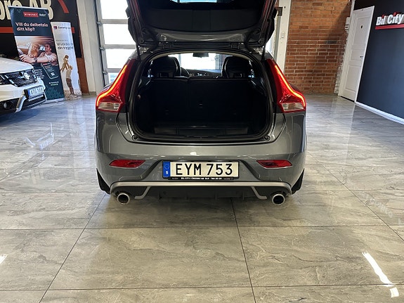 Volvo V40 17 of 23