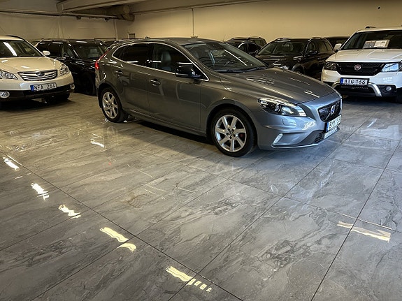 Volvo V40 2 of 23
