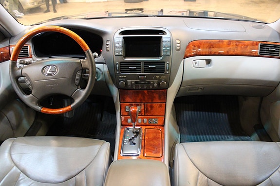 Lexus LS600h L 9 of 13
