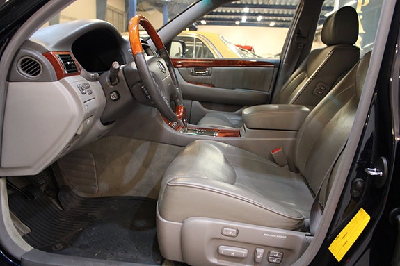 Lexus LS600h L 5 of 13