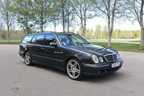 Mercedes-Benz E55 4 of 5