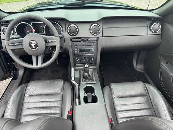 Ford Mustang 12 of 16