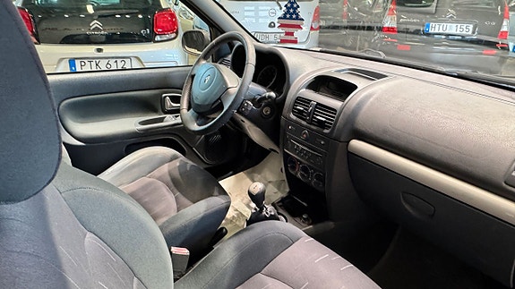 Renault Clio 17 of 22