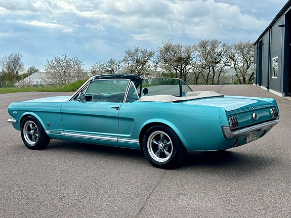 Ford Mustang 3 of 17