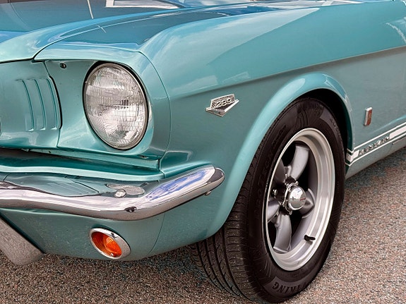 Ford Mustang 9 of 17