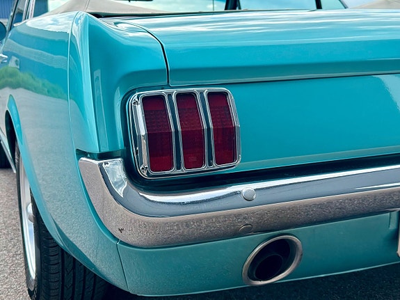 Ford Mustang 8 of 17