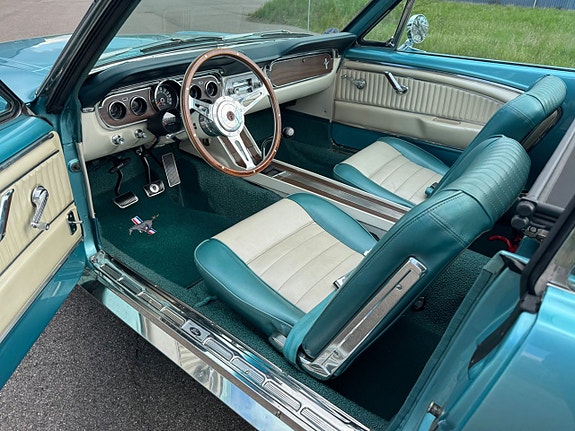 Ford Mustang 13 of 17