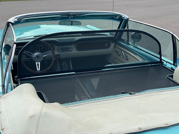 Ford Mustang 10 of 17