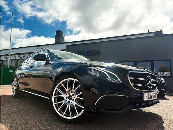 Mercedes-Benz E200 3 of 5