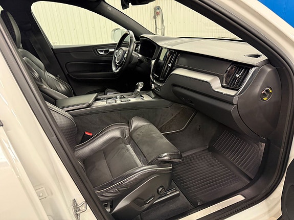 Volvo XC60 11 of 24