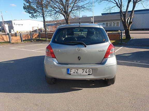 Toyota Yaris 2 of 5