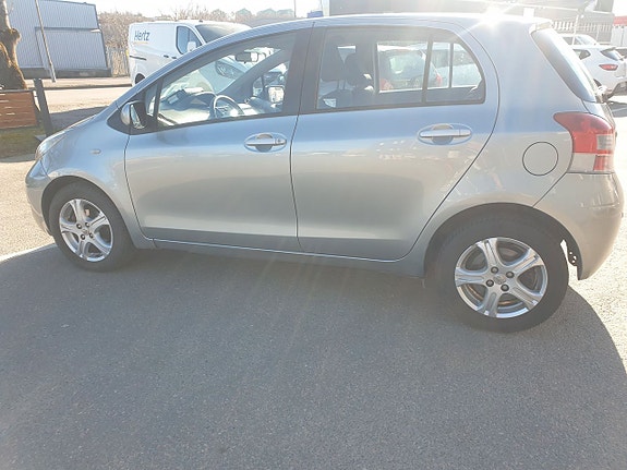 Toyota Yaris 4 of 5