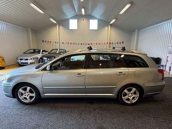 Toyota Avensis 4 of 5
