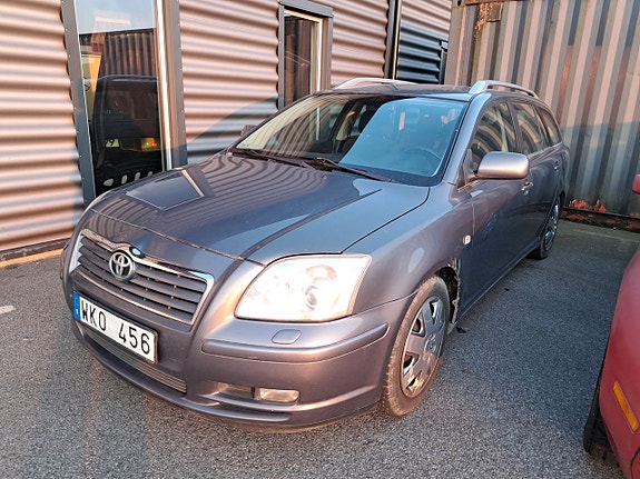 Toyota Avensis 2 of 3