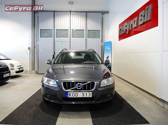 Volvo V70 2 of 16