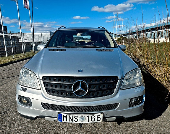 Mercedes-Benz ML320 4 of 5