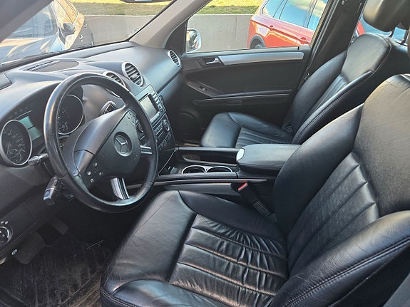 Mercedes-Benz ML320 7 of 17