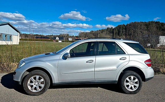 Mercedes-Benz ML320 2 of 5