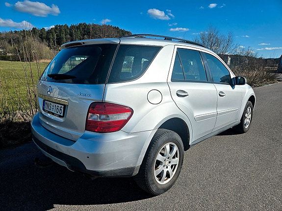 Mercedes-Benz ML320 3 of 5