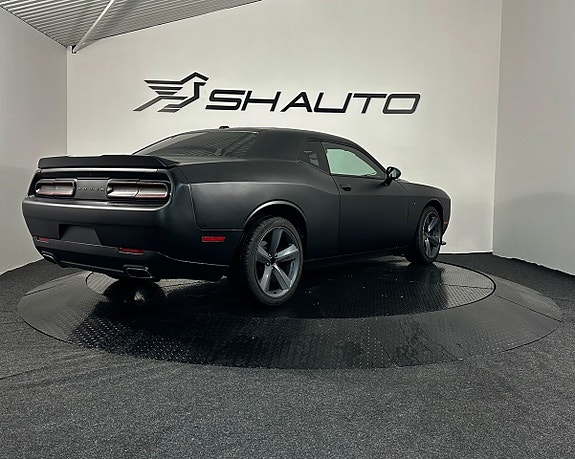 Dodge Challenger 5 of 17
