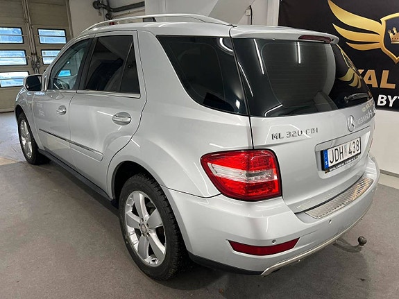 Mercedes-Benz ML320 6 of 24