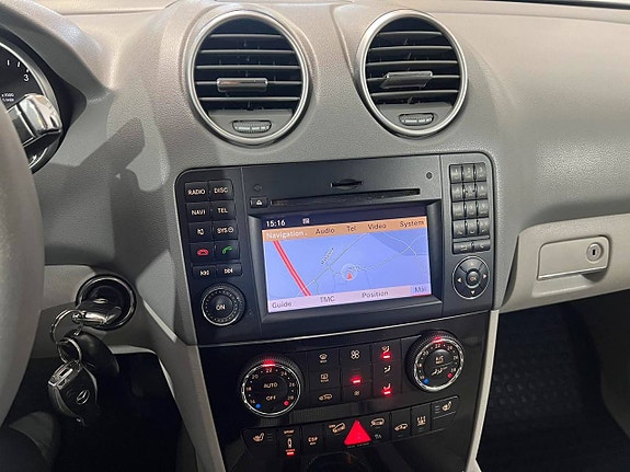 Mercedes-Benz ML320 12 of 24