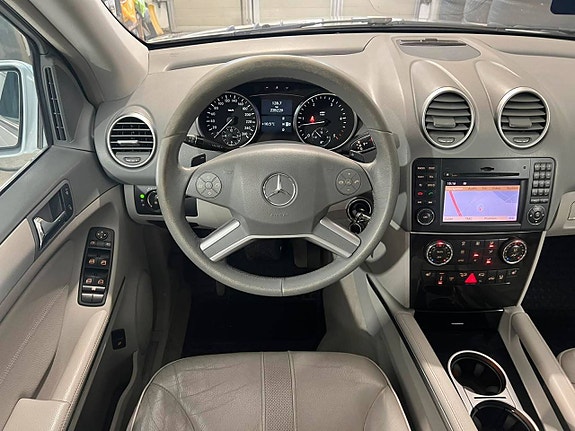 Mercedes-Benz ML320 9 of 24