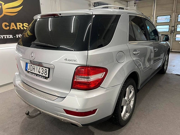 Mercedes-Benz ML320 4 of 5