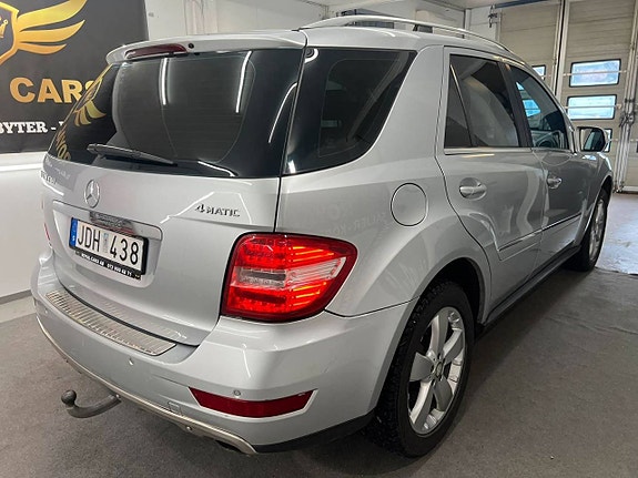 Mercedes-Benz ML320 3 of 5