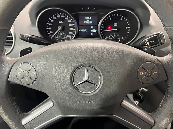 Mercedes-Benz ML320 10 of 24