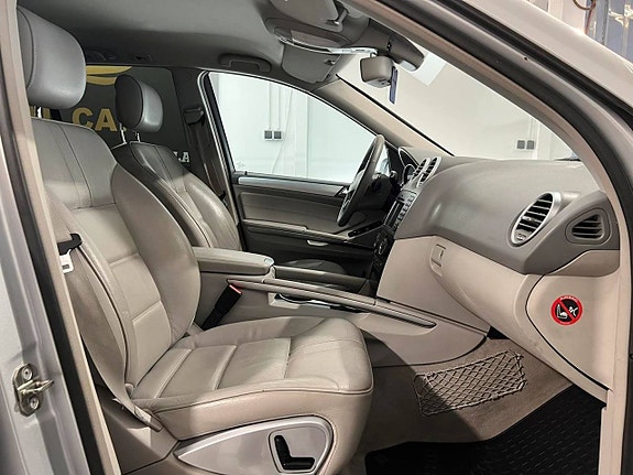 Mercedes-Benz ML320 18 of 24