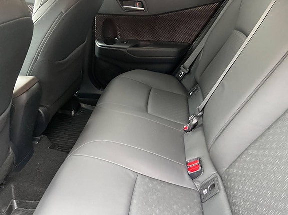 Toyota C-HR 7 of 10