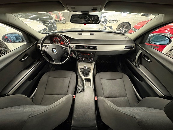 BMW 318i 11 of 16
