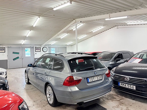 BMW 318i 4 of 5