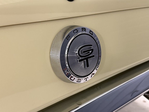 Ford Mustang 8 of 11