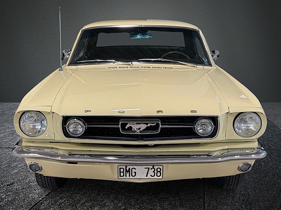 Ford Mustang 2 of 11