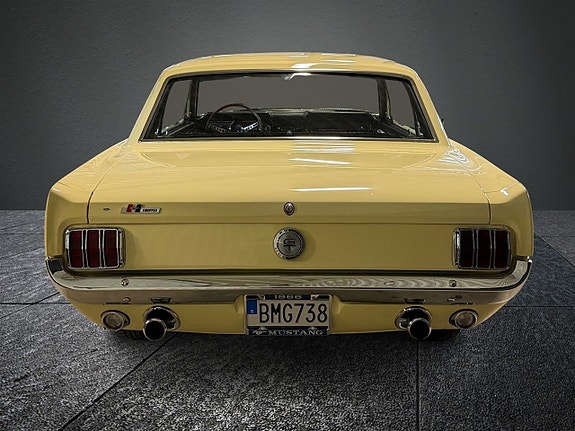 Ford Mustang 4 of 11