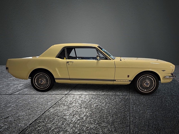 Ford Mustang 3 of 11