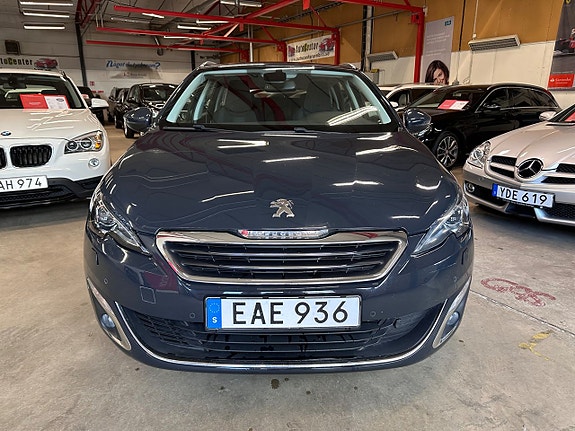 Peugeot 308 SW 2 of 5