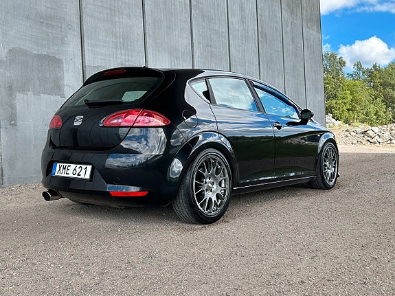Seat Leon 2 of 2