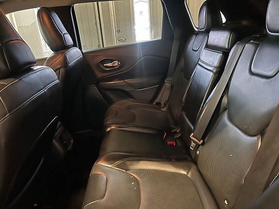 Jeep Cherokee 11 of 26