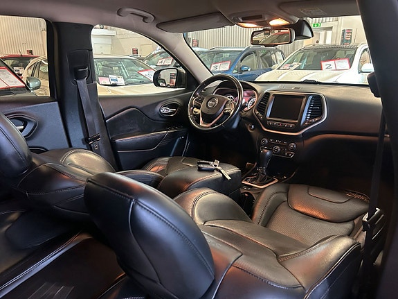 Jeep Cherokee 17 of 26