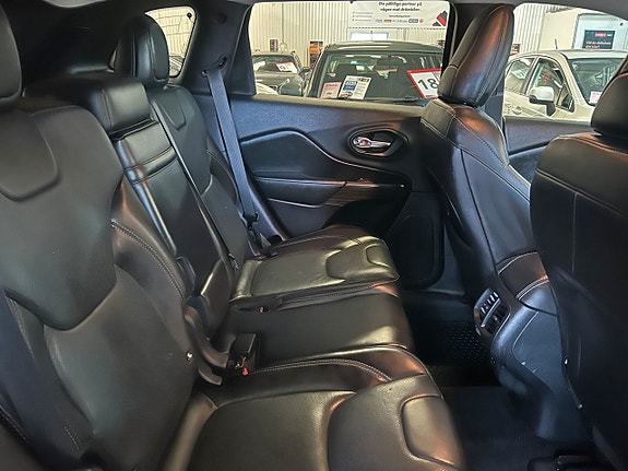 Jeep Cherokee 15 of 26